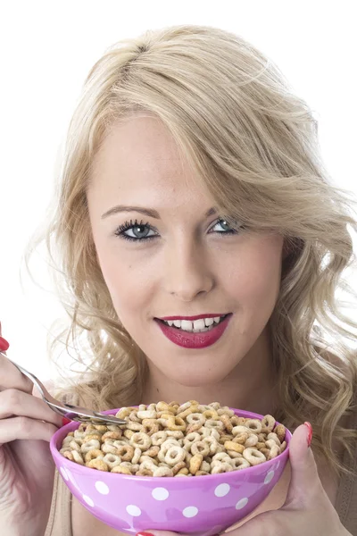 Giovane donna mangiare cereali colazione — Foto Stock