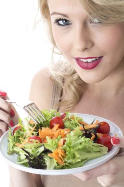 Salata yiyen genç kadın.