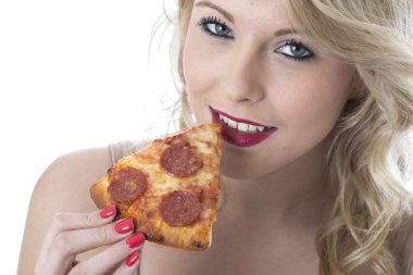 Pizza yiyen genç bir kadın