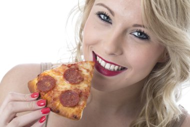 Pizza yiyen genç bir kadın