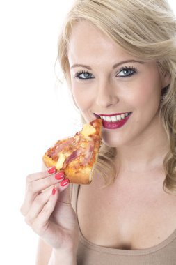 Pizza yiyen genç bir kadın