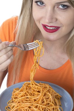 Spagetti Makarna yiyen genç kadın