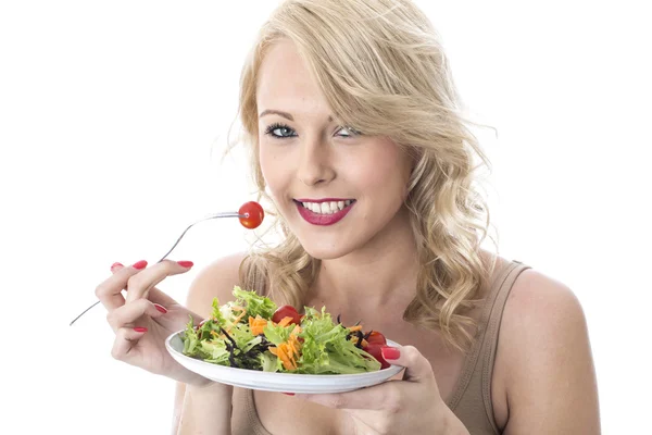 Mujer joven comiendo ensalada — Foto de Stock