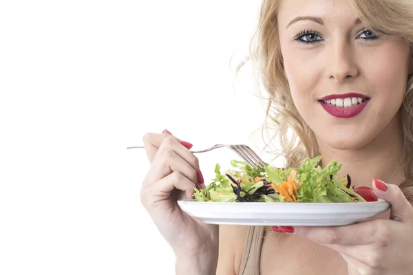 Giovane donna mangiare insalata — Foto Stock