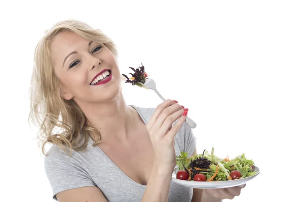 Junge Frau isst Salat — Stockfoto