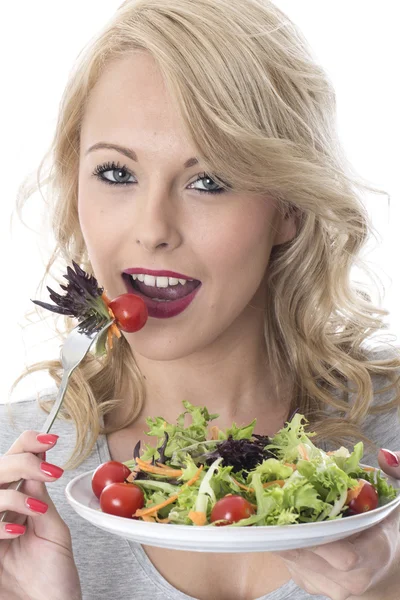 Ung kvinna äter sallad — Stockfoto