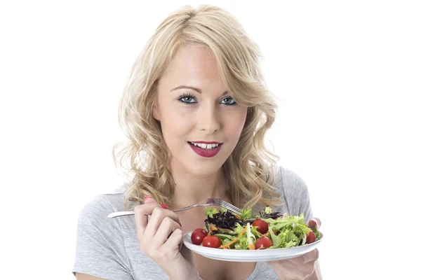 Junge Frau isst Salat — Stockfoto