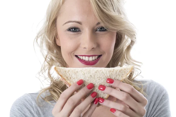 샌드위치를 먹는 젊은 여자 — 스톡 사진