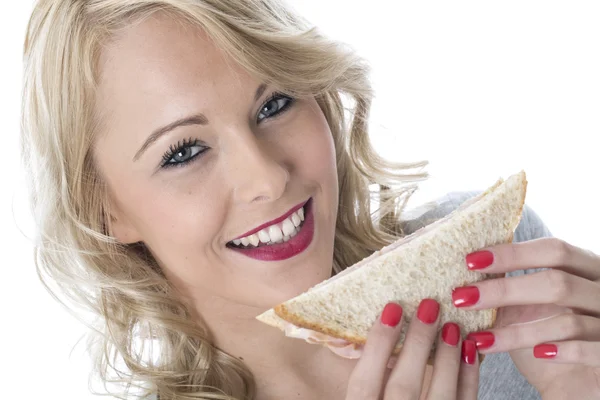 Giovane donna mangiare un panino — Foto Stock