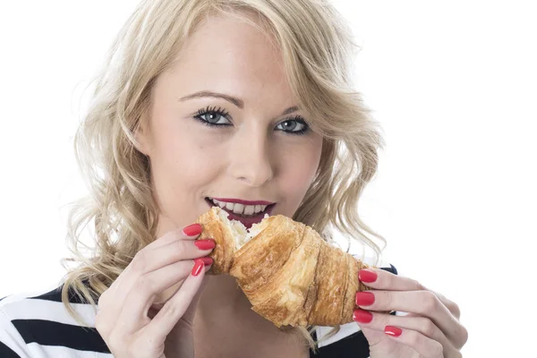 Junge Frau isst Frühstückscroissant — Stockfoto