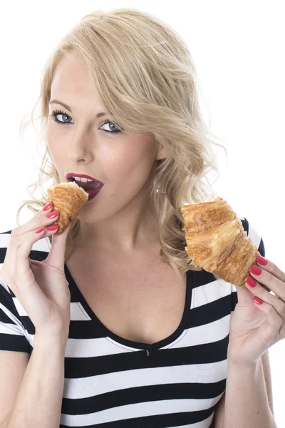 Jeune femme manger un croissant petit déjeuner — Photo