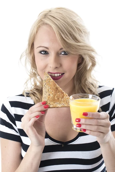 Молодая женщина с тостом и апельсиновым соком — стоковое фото