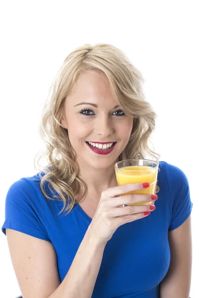 Giovane donna che beve succo d'arancia — Foto Stock