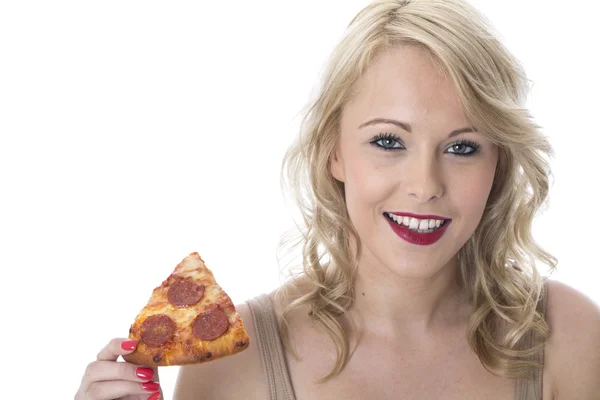 Jonge vrouw die pizza eet — Stockfoto