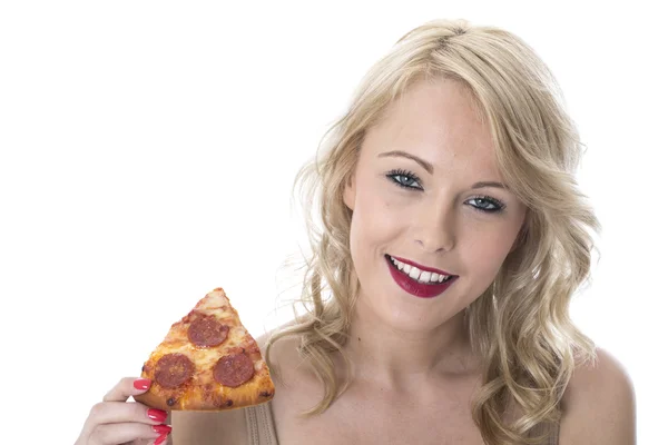 Jonge vrouw die pizza eet — Stockfoto