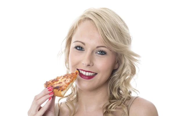 Mujer joven comiendo pizza — Foto de Stock