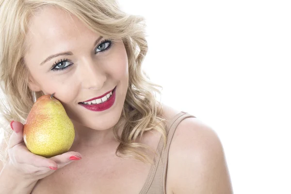 Giovane donna che tiene una pera fresca — Foto Stock