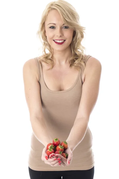 年轻女子持有少量的草莓 — 图库照片