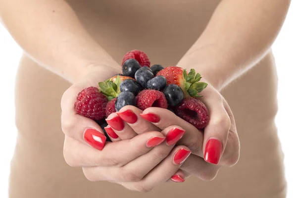 Junge Frau mit einer Handvoll gemischter Beeren — Stockfoto