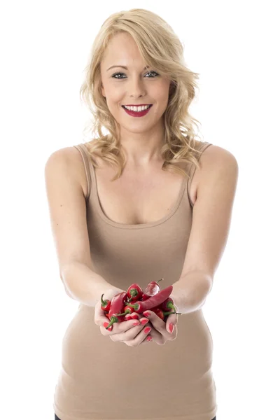 Attraente giovane donna Holdiung una manciata di peperoncini rossi — Foto Stock