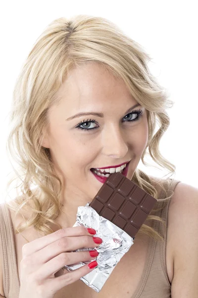 Jovem mulher atraente comendo uma barra de chocolate — Fotografia de Stock