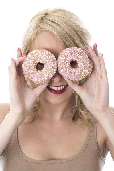 Jovem mulher atraente com dois donuts gelados — Fotografia de Stock