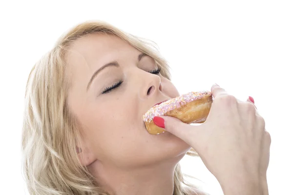 Aantrekkelijke jonge vrouw met iced donuts — Stockfoto