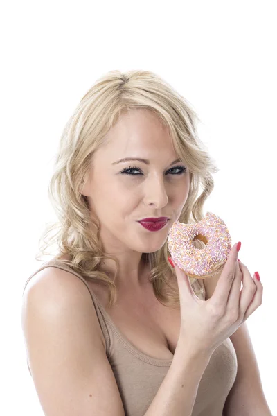 Attraktive junge Frau mit eisigen Donuts — Stockfoto