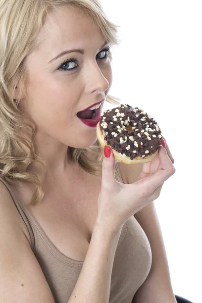 Jovem mulher atraente com rosquinhas geladas — Fotografia de Stock