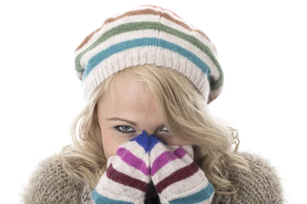 Koude jonge vrouw droeg een wollige hoed en handschoenen — Stockfoto