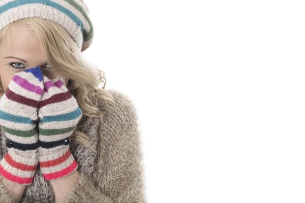 Mujer joven y fría con un sombrero y guantes de lana —  Fotos de Stock
