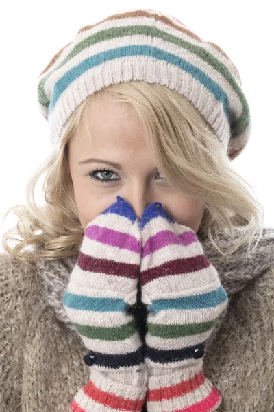 Mujer joven y fría con un sombrero y guantes de lana —  Fotos de Stock