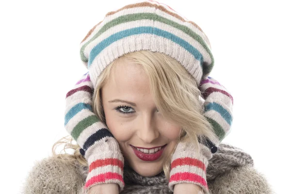 Yünlü şapka ve eldiven giyiyor soğuk bir genç kadın — Stok fotoğraf