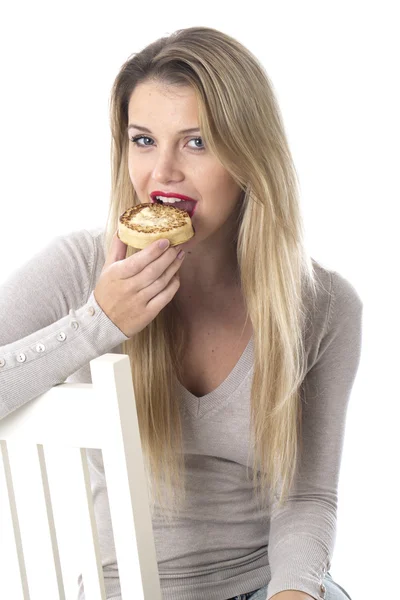 Mujer joven comiendo una trompeta tostada — Foto de Stock