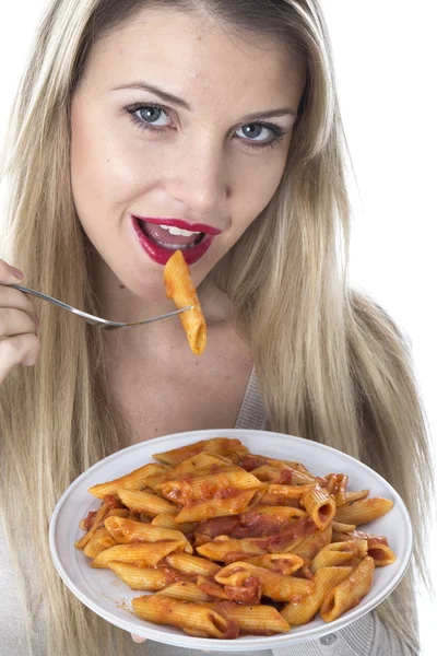 Junge Frau isst Penne-Pasta — Stockfoto