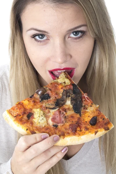 Mladá žena jíst pizzu — Stock fotografie