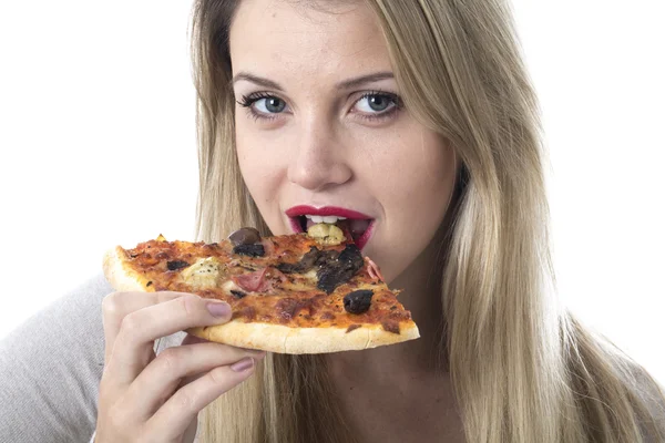 Ung kvinna äter pizza — Stockfoto