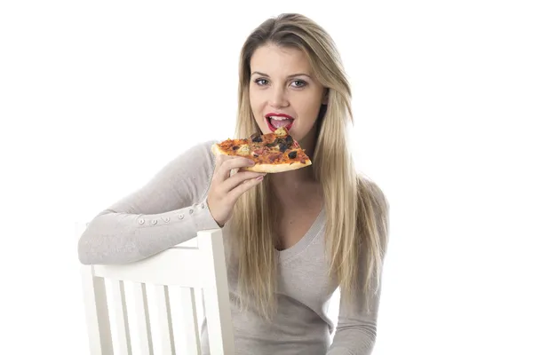 Junge Frau isst Pizza — Stockfoto