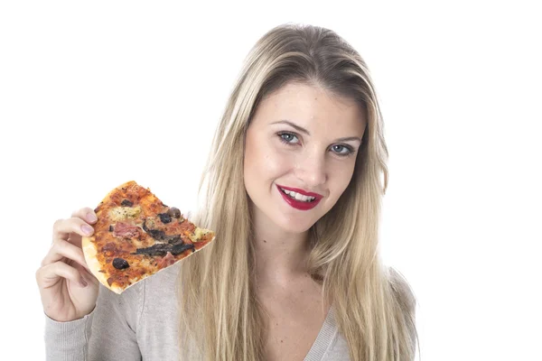 Jeune femme manger de la pizza — Photo