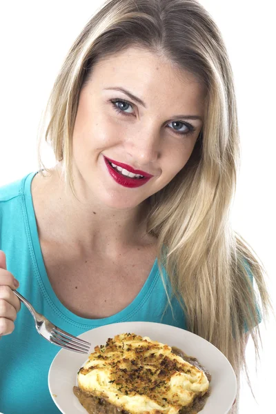 Mujer joven comiendo un pastel de cabaña —  Fotos de Stock