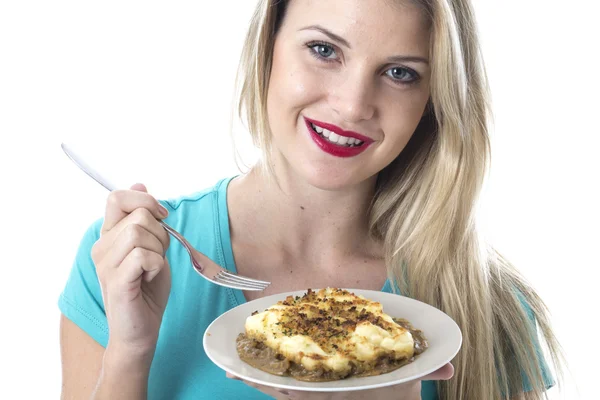 Cottage pasta yiyen genç kadın — Stok fotoğraf