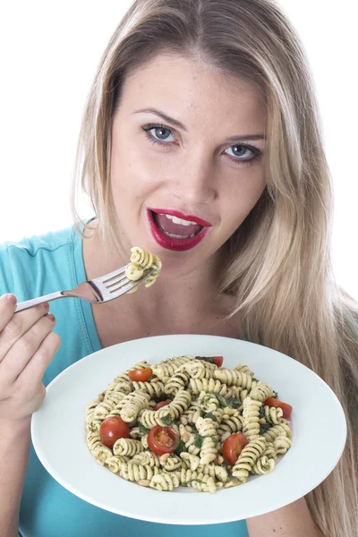 Ung kvinna äta spenat och pinjenötter pasta — Stockfoto