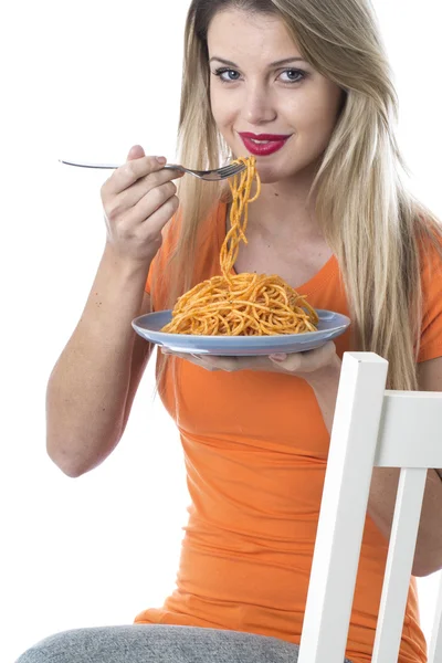 Jeune femme manger des pâtes spaghetti — Photo