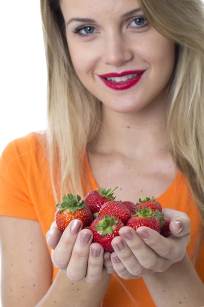 Junge Frau hält eine Handvoll Erdbeeren in der Hand — Stockfoto