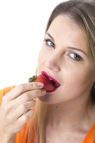 Junge Frau isst eine Erdbeere — Stockfoto