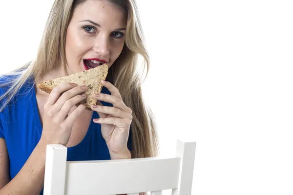 Jovem mulher comer um sanduíche — Fotografia de Stock