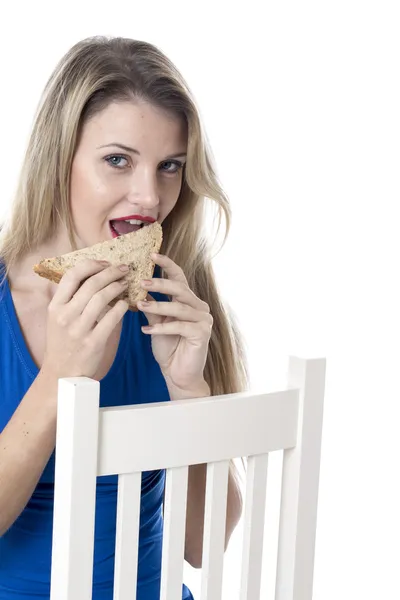 Jovem mulher comer um sanduíche — Fotografia de Stock