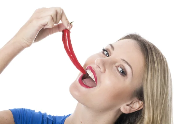 Junge Frau hält eine rote Chilischote in der Hand — Stockfoto