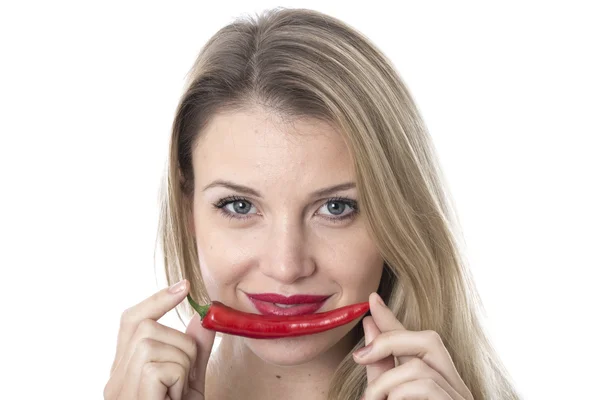 Mujer joven sosteniendo un chile rojo — Foto de Stock