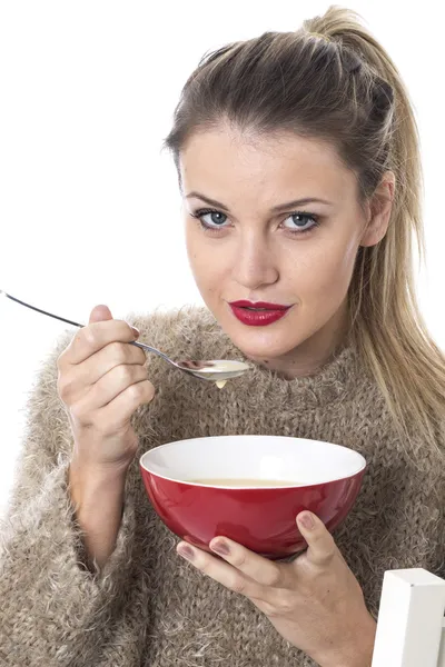 Giovane donna mangiare zuppa di pollo — Foto Stock